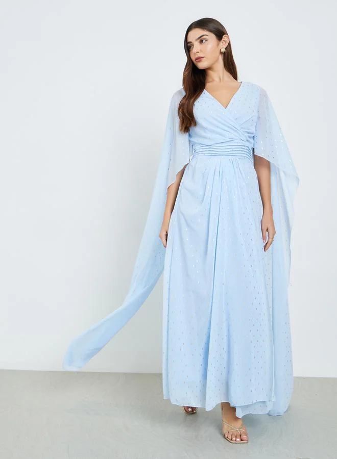 ستايلي فستان طويل بطبعة فويل وأكمام كيب